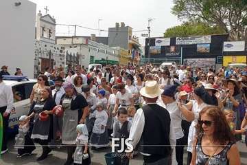 La chiquillería se purifica contra la pandemia en Lomo Magullo/Francisco Javier Santana.